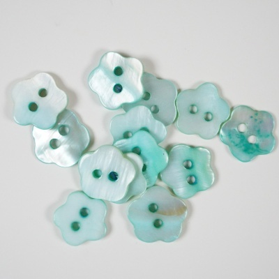 Botões florais azul esverdeados com dois furos e acabamento perolado