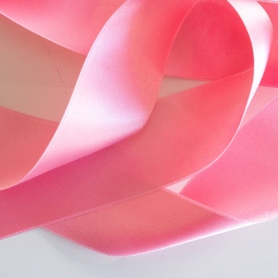 Fita de cetim rosa claro enrolada