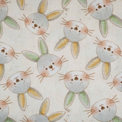 Tecido branco com padrão de coelhos cinzentos com orelhas amarelas e verdes