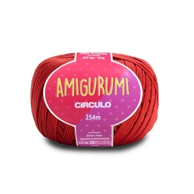 Novelo de fio vermelho para tricot ou crochet com etiqueta colorida da marca CÍRCULO