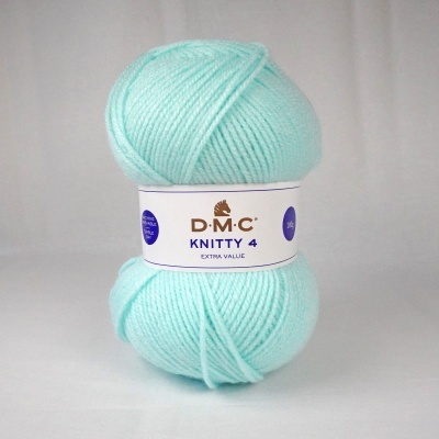 Novelo de lã azul claro com etiqueta DMC KNITTY 4