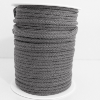 Carretel de fio preto trançado sobre superfície branca