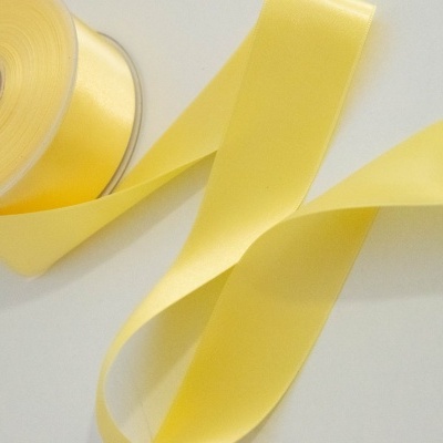Rolo de fita amarela sedosa