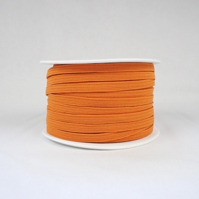 Rolo de cordão elástico laranja num carretel branco