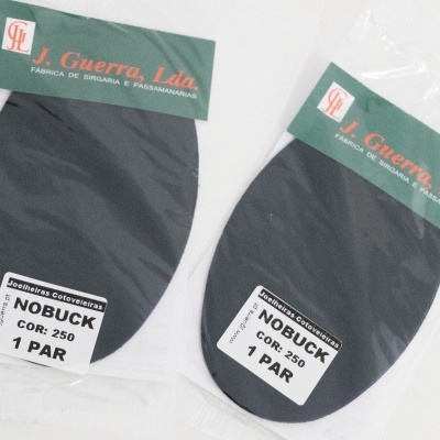 Dois pares de palmilhas negras nobuck embaladas individualmente