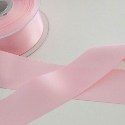 Fita de cetim rosa clara em carretel