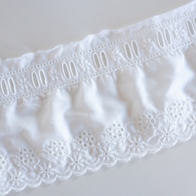 Panties brancas com bordado floral e padrão recortado