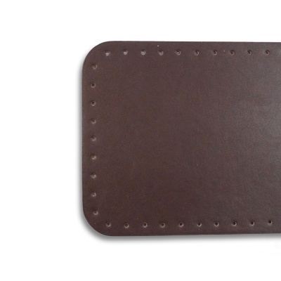 Base retangular castanha com cantos arredondados e bordas perfuradas em fundo branco