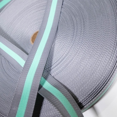 Fita têxtil cinzenta com riscas verde menta e azul claro enrolada em rolo