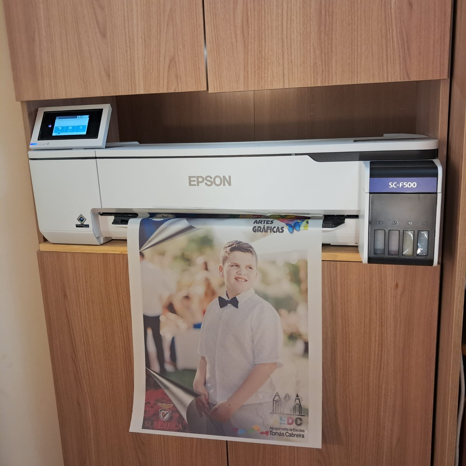 Impressora Epson SC-F500 branca a imprimir fotografia de rapaz com camisa branca e gravata borboleta