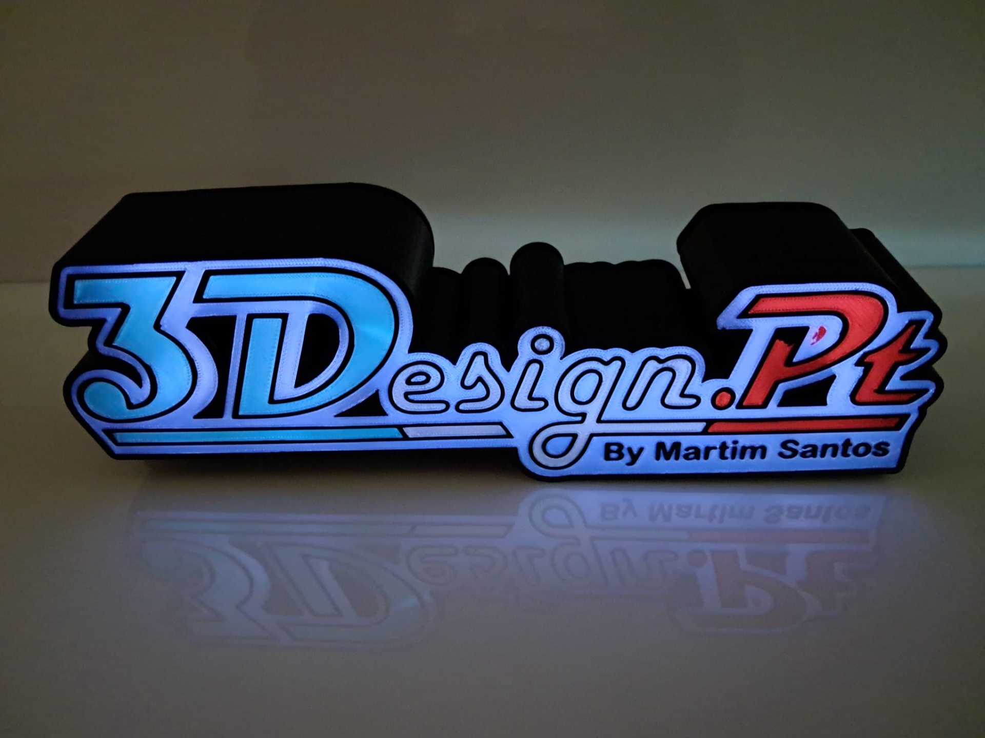 Decoração luminosa 3Ddesign.Pt By Martim Santos com luzes azuis e vermelhas.