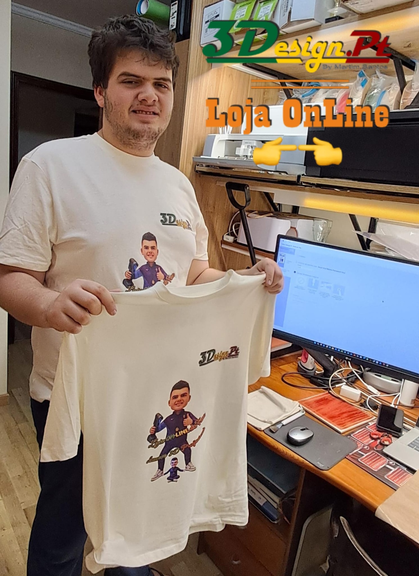 Homem com t-shirt branca personalizada a segurar outra t-shirt igual num escritório.