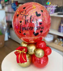 Balão decorativo de aniversário em tons vermelhos e dourados