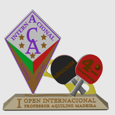 Troféu com duas raquetes de ténis de mesa em madeira e metal com inscrições gravadas