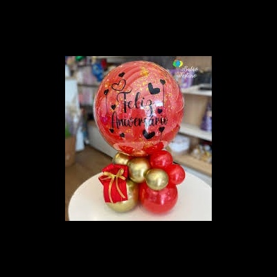 Balão decorativo de aniversário em tons vermelhos e dourados