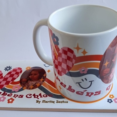 Caneca branca decorada com corações, flores e texto, sobre base branca com texto e imagem de criança.