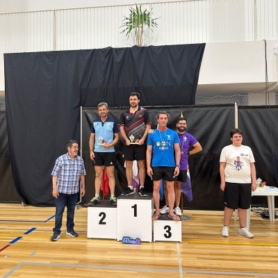 Ténis de Mesa - Entrega de Troféus da 3Design.Pt no 1º Open Internacional Professor Aquilino Madeira Organizado pelo Internacional Clube de Almancil Homens em pódio num ginásio com roupa desportiva e casual