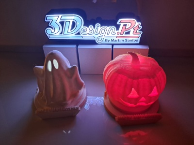 Decoração Halloween com fantasma branco iluminado e abóbora vermelha, e letreiro 3Ddesign.Pt
