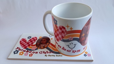 Caneca branca decorada com corações, flores e texto, sobre base branca com texto e imagem de criança.