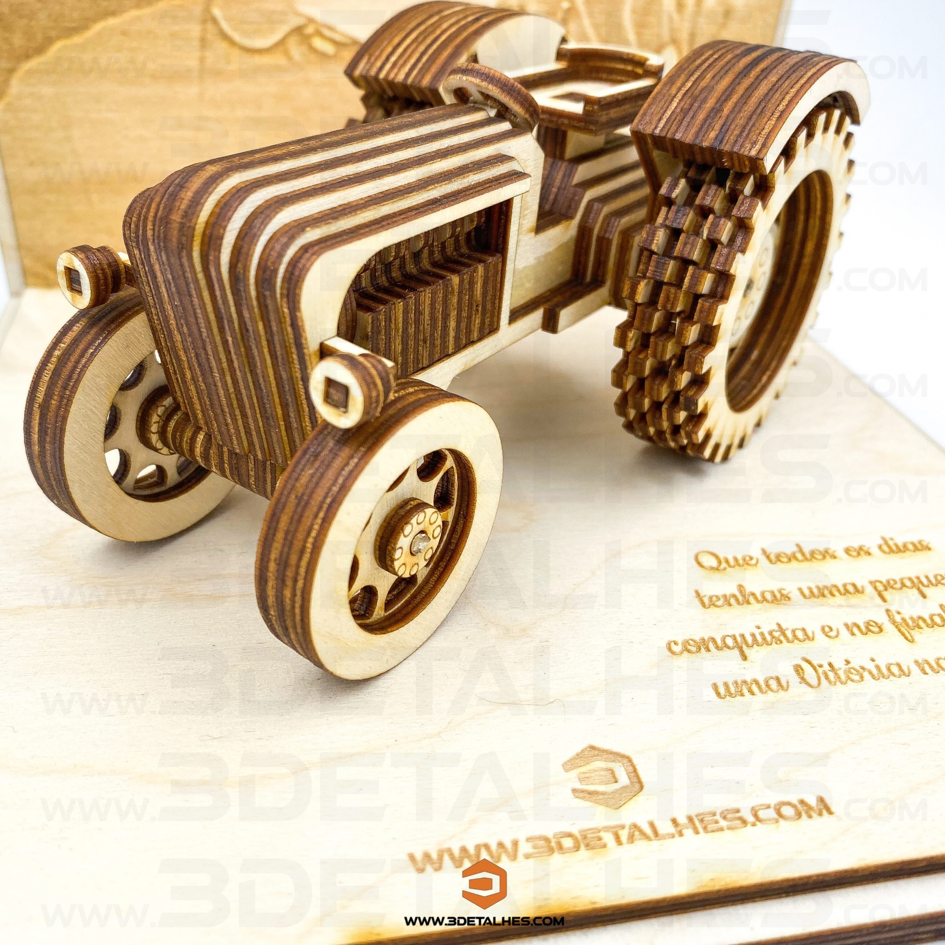 Trator à Escala com Foto Gravada