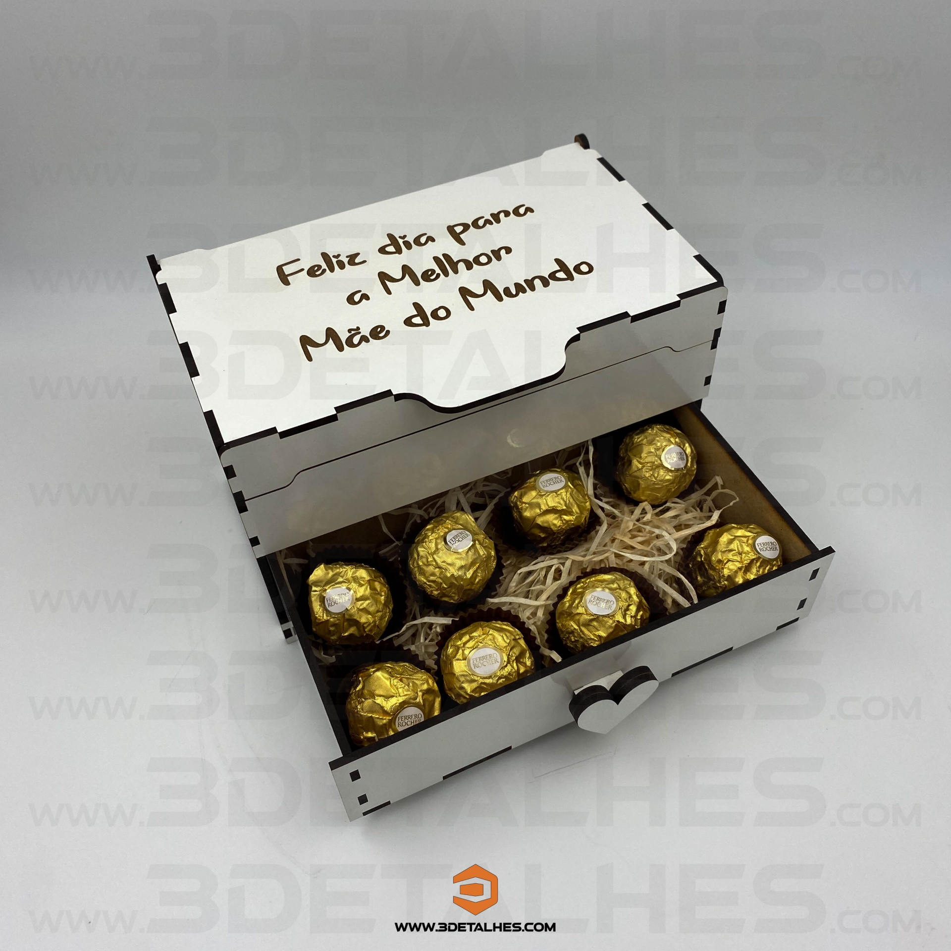 Baú com Ferrero e Flores em Madeira