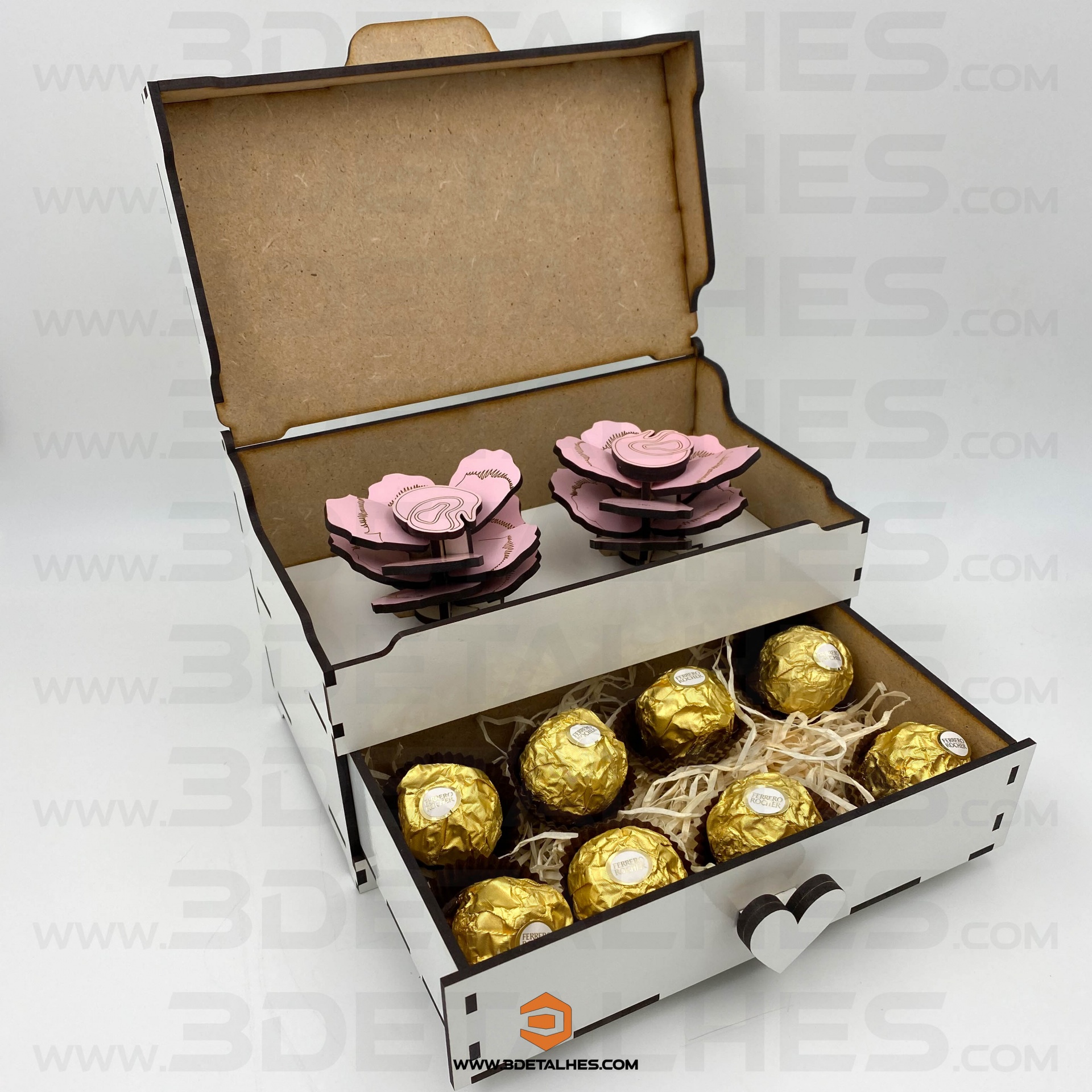 Baú com Ferrero e Flores em Madeira