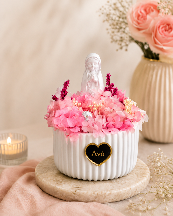Vaso com flores secas e Nossa Senhora em Gesso