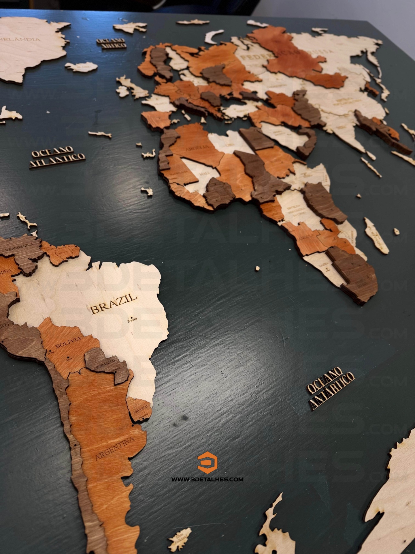 Mapa Mundo de Madeira  ( 1,44m x 0,88m)