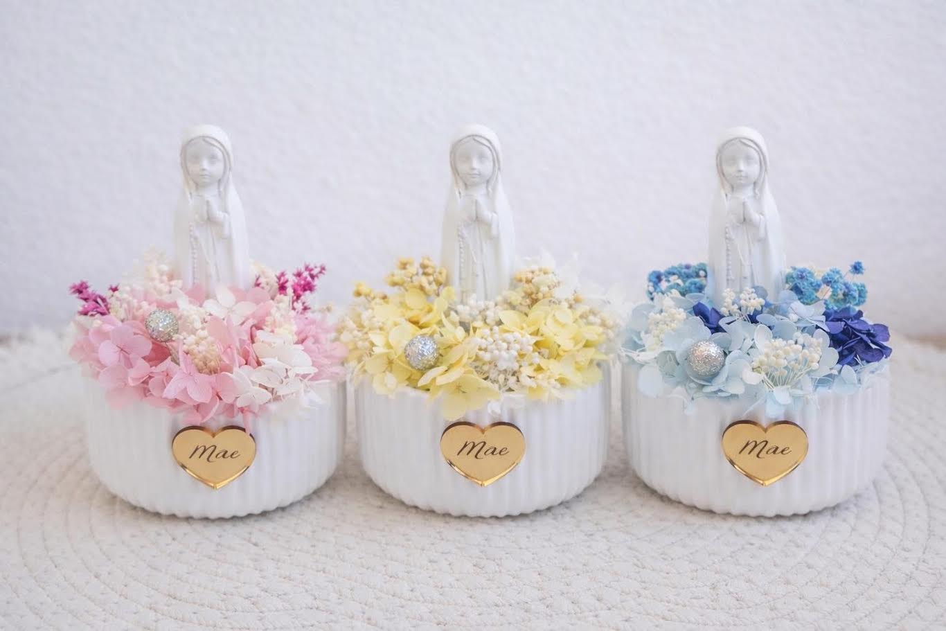 Vaso com flores secas e Nossa Senhora em Gesso