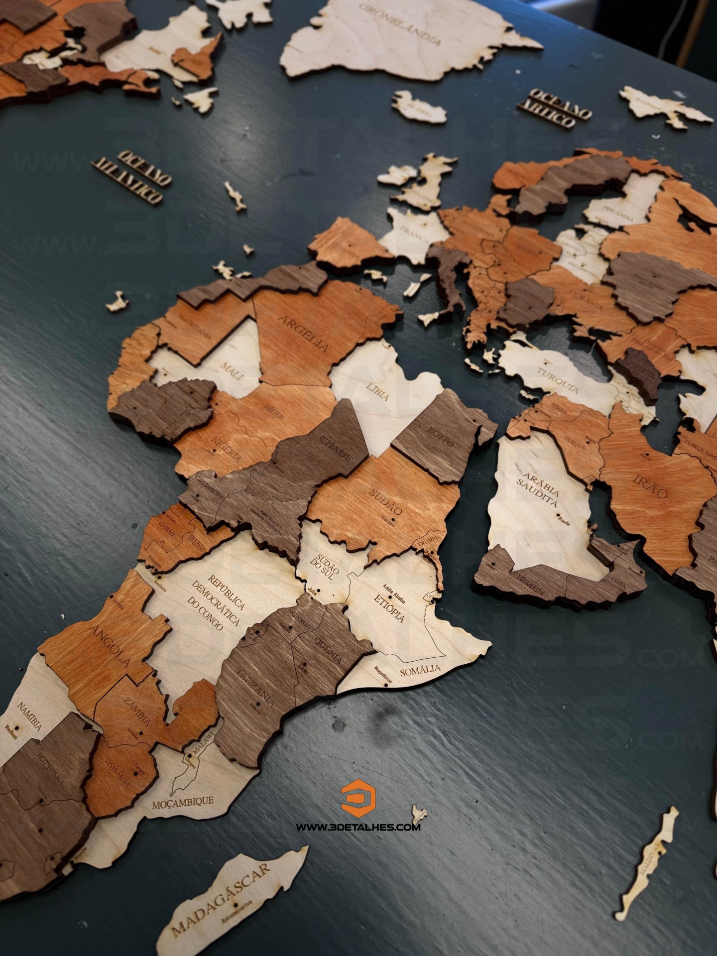 Mapa Mundo de Madeira  ( 1,44m x 0,88m)