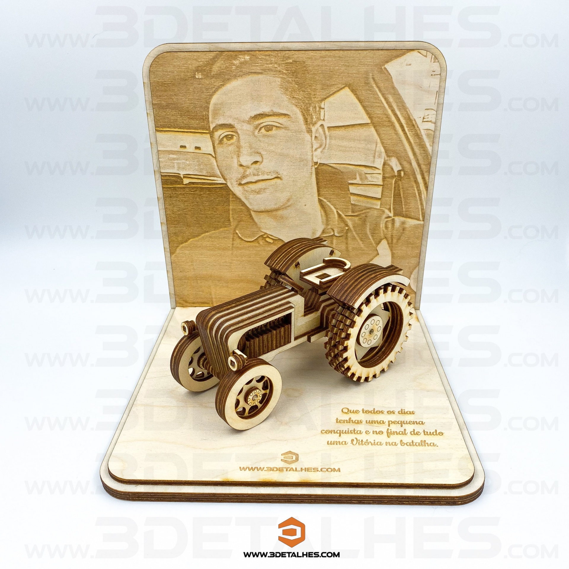 Trator à Escala com Foto Gravada