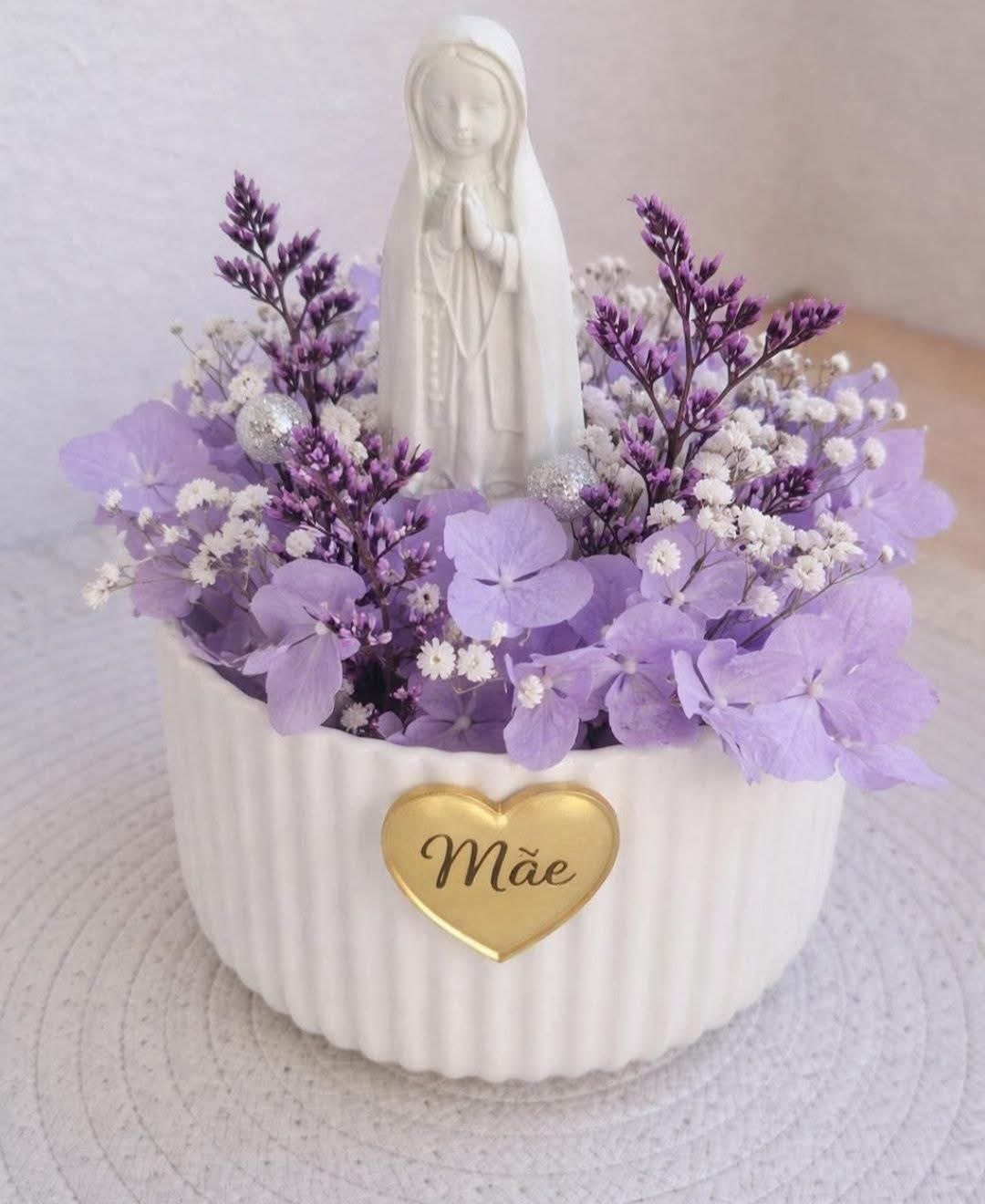 Vaso com flores secas e Nossa Senhora em Gesso