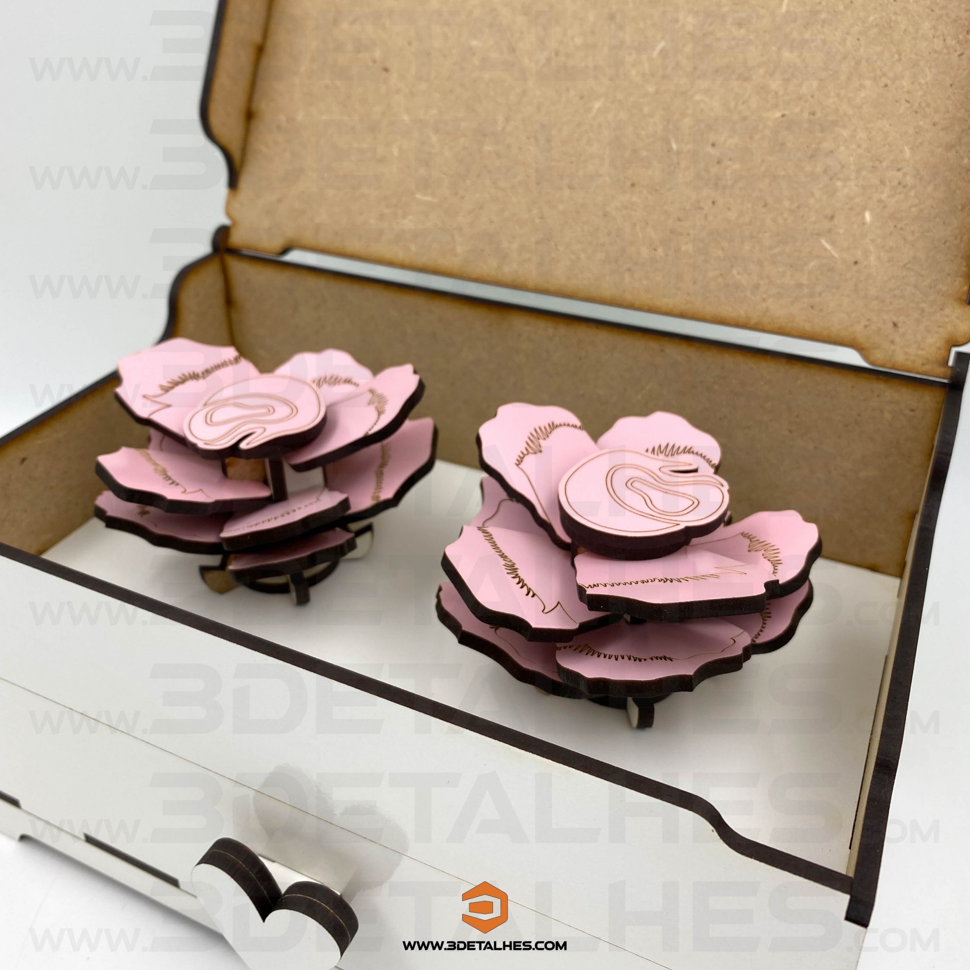 Baú com Ferrero e Flores em Madeira