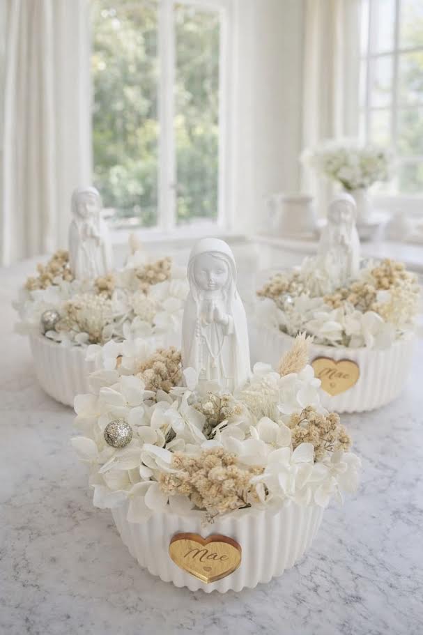 Vaso com flores secas e Nossa Senhora em Gesso