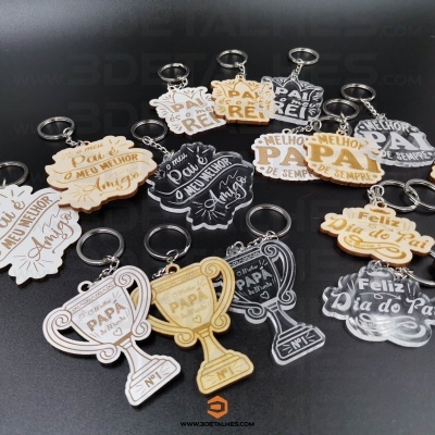 Chaveiros em forma de troféu e ornamentos em acrílico com mensagens para o Dia do Pai