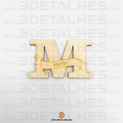 Letra M decorativa em madeira com faixa 'Martim'