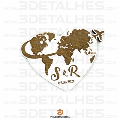 Coração com mapa-múndi, avião, S & R e data 02.06.2024 em castanho