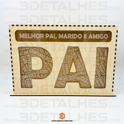 Placa em madeira clara com texto destacado em castanho para dia do pai