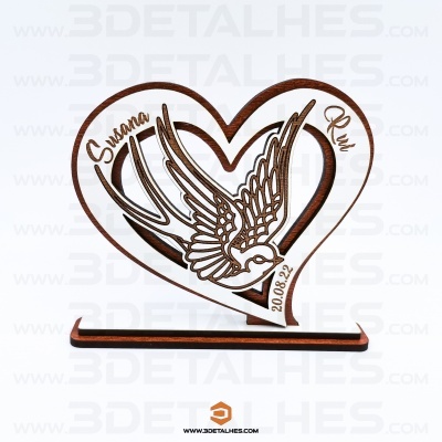 Escultura em madeira cortada a laser com coração, pássaro e inscrições