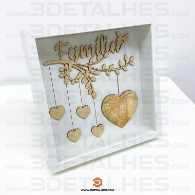 Quadro decorativo branco com palavra Família e corações em madeira