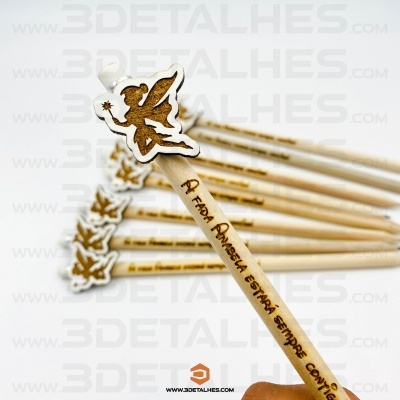 Lápis de madeira com fada no topo e texto gravado