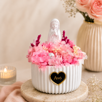 Vaso cerâmico branco com flores rosas e figura religiosa para decoração