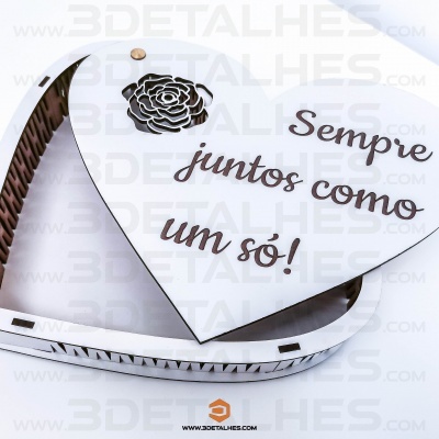 Coração de madeira branco com texto e flor decorativa