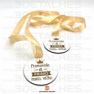 Medalhas redondas brancas com fita dourada e texto promocional em português