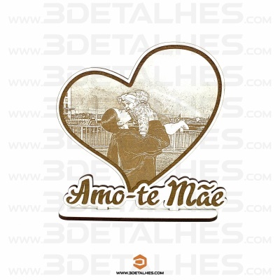 Placa decorativa em formato de coração com frase Amo-te Mãe e imagem sépia de mãe com filho.
