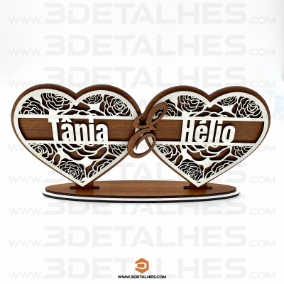 Decoração em madeira com dois corações e nomes Tânia e Helto
