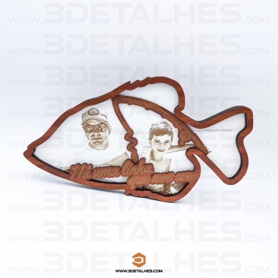 Produto de madeira em formato de peixe com gravuras de duas pessoas e texto 