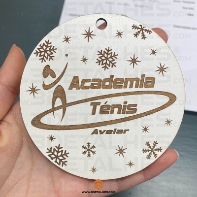 Etiqueta redonda em madeira com texto 'Academia Ténis Avelar' e decorada com flocos de neve e estrelas
