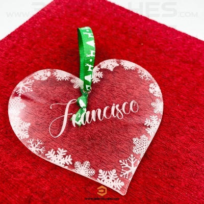 Ornamento de coração transparente com nome Francisco e flocos de neve