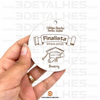 Disco redondo branco com texto e ilustração de chapéu de formatura